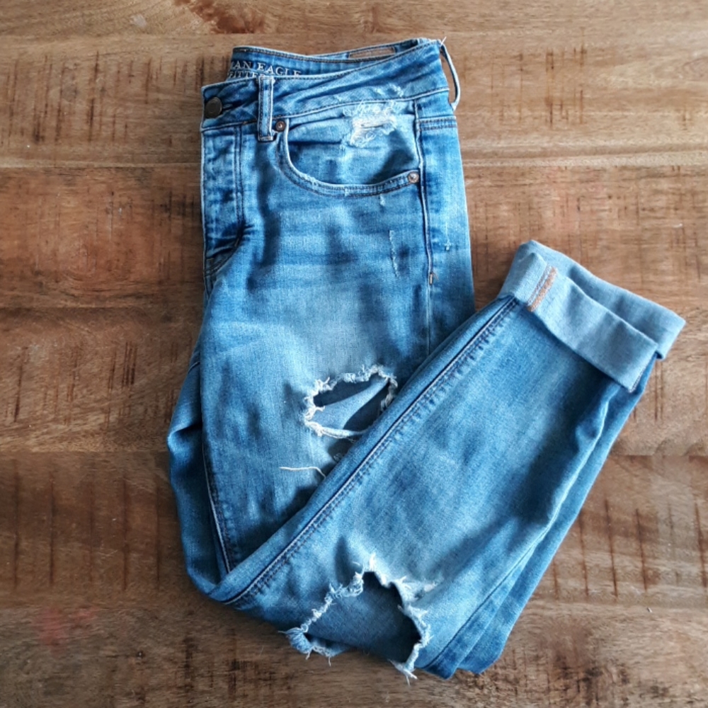 Distressed tomgirl blue jeans